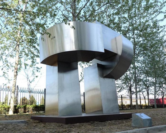 Gate of the Winds, brushed Stainless steel 2011, H 4,8 m, Tsinghua University, Campus Beijing 2011