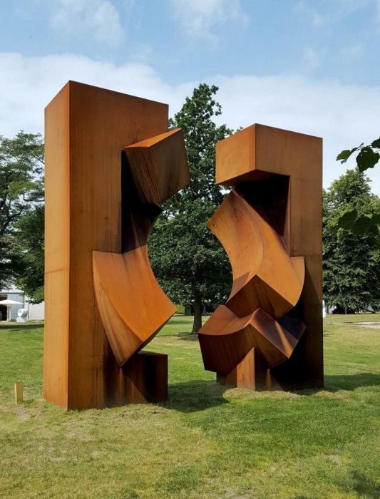 Fragmented Future, Corten steel 2015, H  5 m, now Private Collection Western Australia