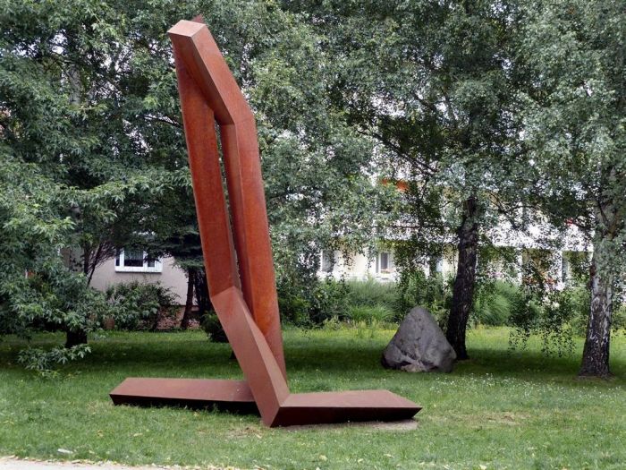 Ambos Mundos, Corten steel 1999, H 5,5 m, since 2014, European Walk of Sculpture, Potsdam Germany